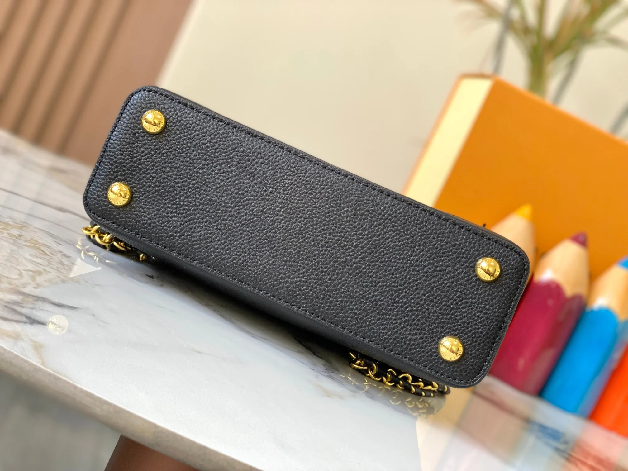 Top original P460 Guangzhou product M24584 black gold and diamond corolla 🔺This Capucines Flower Crown handbag is made of full-grain Taurillon leather embellished with Monogram flowers. Each flower is shaped by exquisite crystal diamonds. The LV logo and flowers echo each other, giving this feminine handbag a jewel-like luster. Use the detachable shoulder strap skillfully to switch between shoulder and crossbody at will♠️Size: 27 * 18 * 9 cm🥂
