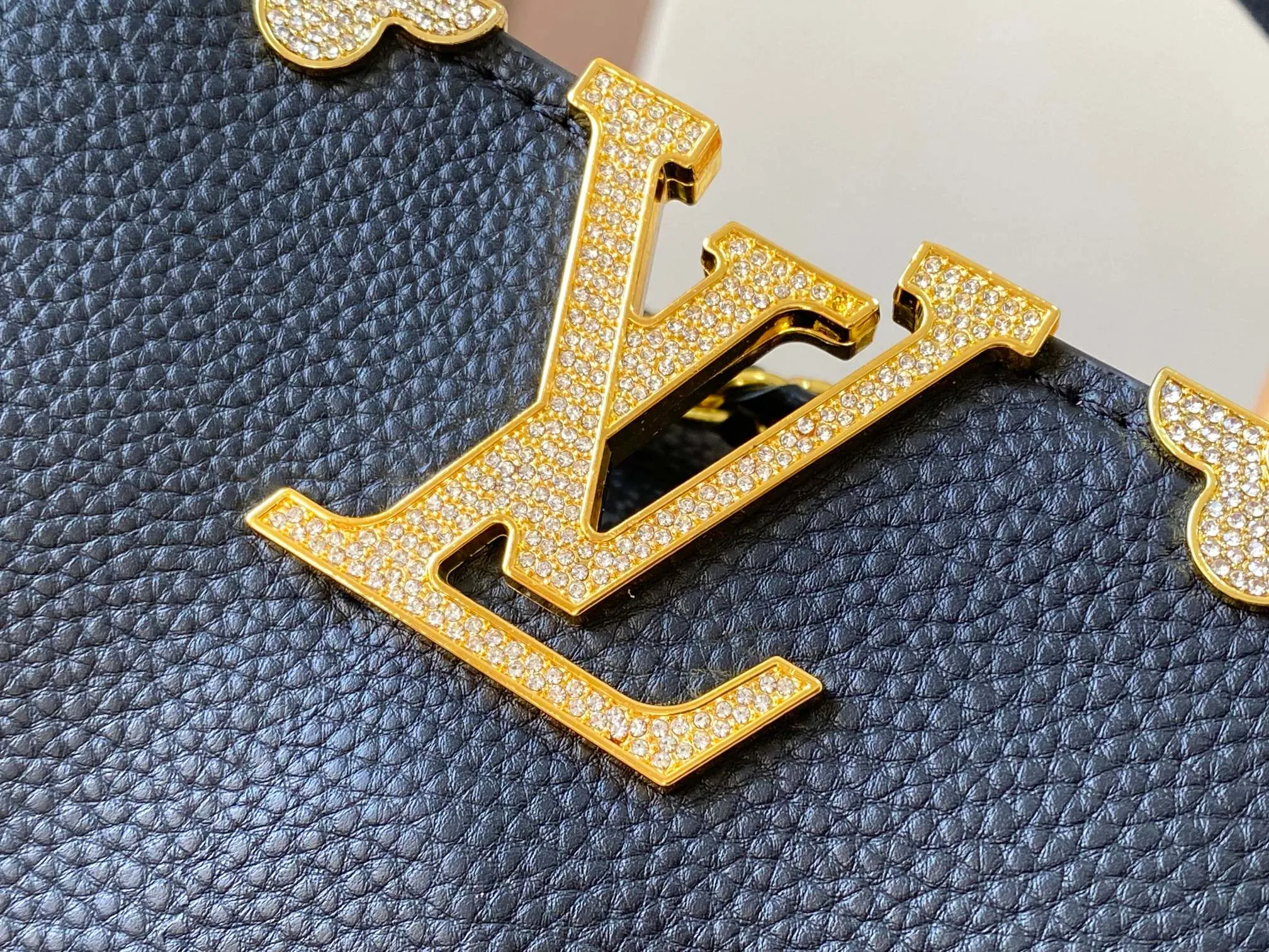 Top original P460 Guangzhou product M24584 black gold and diamond corolla 🔺This Capucines Flower Crown handbag is made of full-grain Taurillon leather embellished with Monogram flowers. Each flower is shaped by exquisite crystal diamonds. The LV logo and flowers echo each other, giving this feminine handbag a jewel-like luster. Use the detachable shoulder strap skillfully to switch between shoulder and crossbody at will♠️Size: 27 * 18 * 9 cm🥂