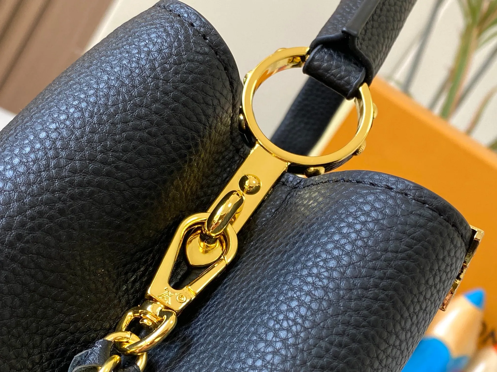 Top original P460 Guangzhou product M24584 black gold and diamond corolla 🔺This Capucines Flower Crown handbag is made of full-grain Taurillon leather embellished with Monogram flowers. Each flower is shaped by exquisite crystal diamonds. The LV logo and flowers echo each other, giving this feminine handbag a jewel-like luster. Use the detachable shoulder strap skillfully to switch between shoulder and crossbody at will♠️Size: 27 * 18 * 9 cm🥂