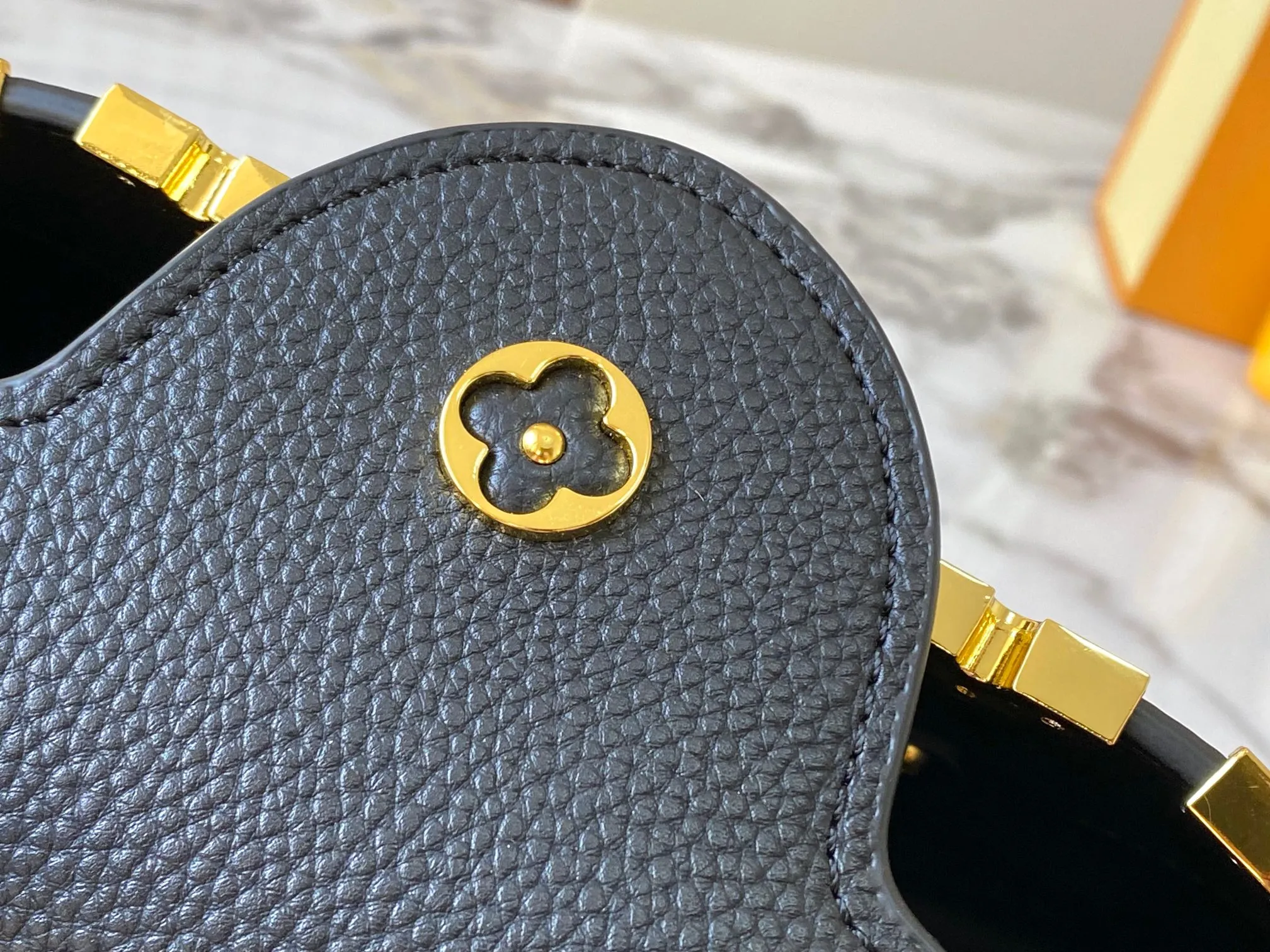 Top original P460 Guangzhou product M24584 black gold and diamond corolla 🔺This Capucines Flower Crown handbag is made of full-grain Taurillon leather embellished with Monogram flowers. Each flower is shaped by exquisite crystal diamonds. The LV logo and flowers echo each other, giving this feminine handbag a jewel-like luster. Use the detachable shoulder strap skillfully to switch between shoulder and crossbody at will♠️Size: 27 * 18 * 9 cm🥂