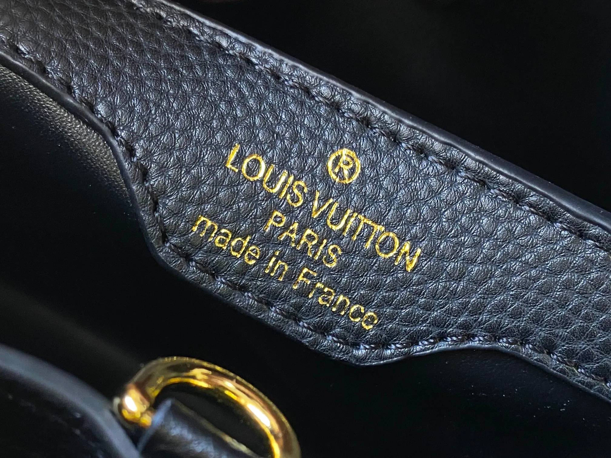 Top original P460 Guangzhou product M24584 black gold and diamond corolla 🔺This Capucines Flower Crown handbag is made of full-grain Taurillon leather embellished with Monogram flowers. Each flower is shaped by exquisite crystal diamonds. The LV logo and flowers echo each other, giving this feminine handbag a jewel-like luster. Use the detachable shoulder strap skillfully to switch between shoulder and crossbody at will♠️Size: 27 * 18 * 9 cm🥂