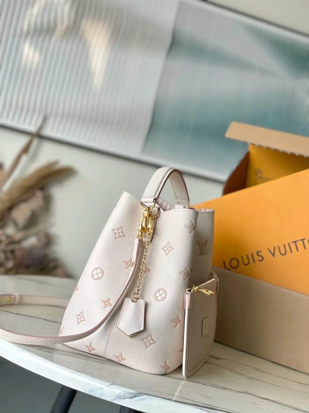 💰1180 (top-grain leather) top original order M14401 This NeoNoe medium handbag uses classic Monogram Empreinte leather to interpret the same color aesthetics, and uses dazzling chain decoration to release the new ideas of the season. The neat interior is equipped with multiple compartments and a removable storage bag for convenient storage of small items. Dimensions: 26 × 26 × 17.5 cm