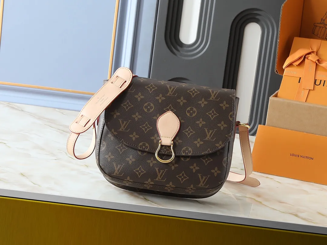 💰Large 130. Small 240💰Upgraded original version M51241 M51242 M51243 Second-hand series saddle bag large Saint The Cloud messenger bag is an ideal companion for daily life, whether for leisure or work. French Monogram canvas fabric - cross-body design with gradient lambskin cute tassels - fashionable studs and leather patches - initials can be hot-stamped on the patch in the middle - create a personalized logo - gold metal accessories - adjustable crossbody strap - magnetic flap closure, size: large 26×21×7, small 19x17x6 cm