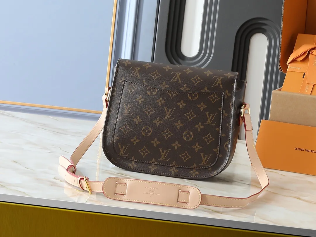 💰Large 130. Small 240💰Upgraded original version M51241 M51242 M51243 Second-hand series saddle bag large Saint The Cloud messenger bag is an ideal companion for daily life, whether for leisure or work. French Monogram canvas fabric - cross-body design with gradient lambskin cute tassels - fashionable studs and leather patches - initials can be hot-stamped on the patch in the middle - create a personalized logo - gold metal accessories - adjustable crossbody strap - magnetic flap closure, size: large 26×21×7, small 19x17x6 cm