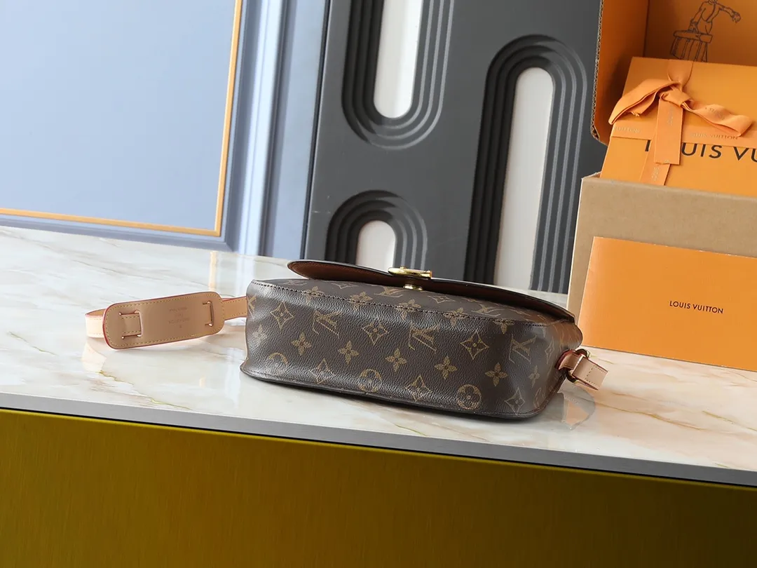 💰Large 130. Small 240💰Upgraded original version M51241 M51242 M51243 Second-hand series saddle bag large Saint The Cloud messenger bag is an ideal companion for daily life, whether for leisure or work. French Monogram canvas fabric - cross-body design with gradient lambskin cute tassels - fashionable studs and leather patches - initials can be hot-stamped on the patch in the middle - create a personalized logo - gold metal accessories - adjustable crossbody strap - magnetic flap closure, size: large 26×21×7, small 19x17x6 cm