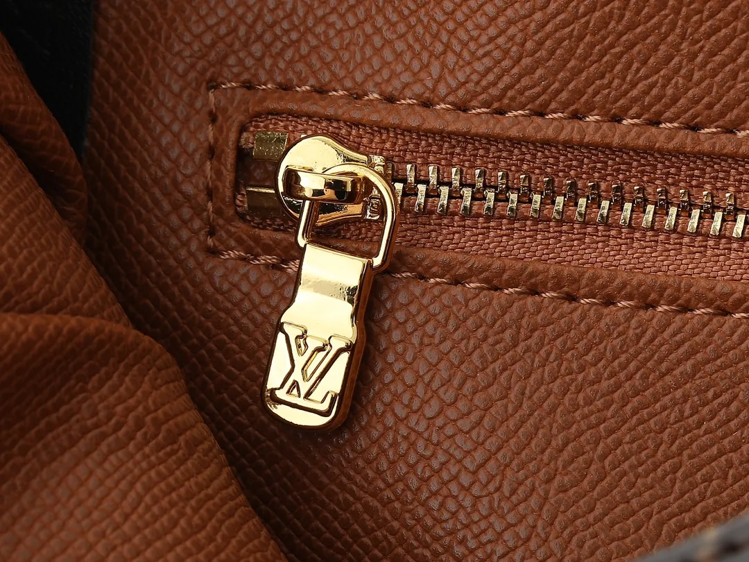 💰Large 130. Small 240💰Upgraded original version M51241 M51242 M51243 Second-hand series saddle bag large Saint The Cloud messenger bag is an ideal companion for daily life, whether for leisure or work. French Monogram canvas fabric - cross-body design with gradient lambskin cute tassels - fashionable studs and leather patches - initials can be hot-stamped on the patch in the middle - create a personalized logo - gold metal accessories - adjustable crossbody strap - magnetic flap closure, size: large 26×21×7, small 19x17x6 cm