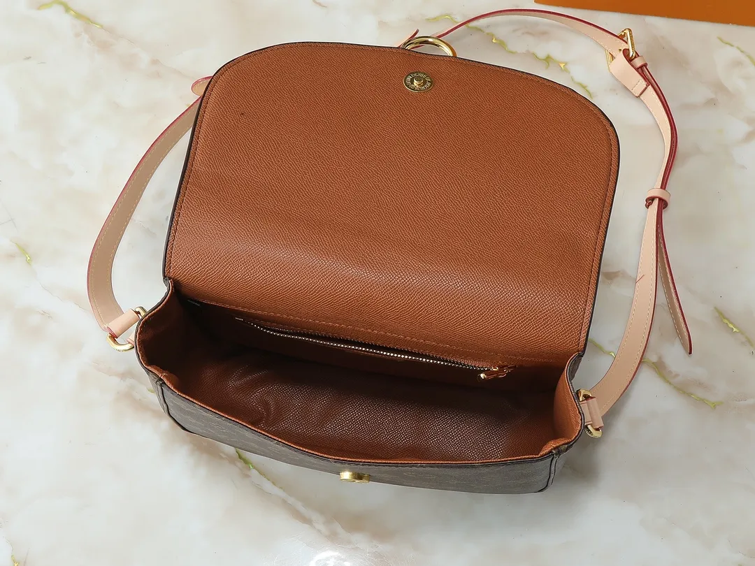 💰Large 130. Small 240💰Upgraded original version M51241 M51242 M51243 Second-hand series saddle bag large Saint The Cloud messenger bag is an ideal companion for daily life, whether for leisure or work. French Monogram canvas fabric - cross-body design with gradient lambskin cute tassels - fashionable studs and leather patches - initials can be hot-stamped on the patch in the middle - create a personalized logo - gold metal accessories - adjustable crossbody strap - magnetic flap closure, size: large 26×21×7, small 19x17x6 cm