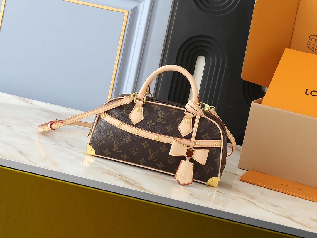 💰300💰Upgraded from original M13084. This Handbag East West handbag is from the Louis Vuitton Sleek horizontal construction lines the top handle, studded side straps, detachable and adjustable shoulder strap and LV x TM key holder, with cowhide leather details and sophisticated corners that nod to the brand's traditional luggage. Dimensions: 27.0 x 14.0 x 10.0 cm (length x height x width)
