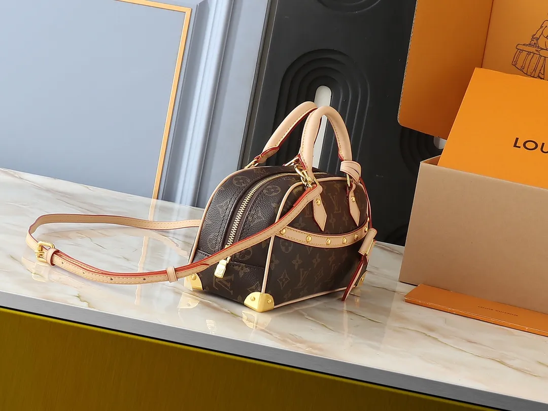💰300💰Upgraded from original M13084. This Handbag East West handbag is from the Louis Vuitton Sleek horizontal construction lines the top handle, studded side straps, detachable and adjustable shoulder strap and LV x TM key holder, with cowhide leather details and sophisticated corners that nod to the brand's traditional luggage. Dimensions: 27.0 x 14.0 x 10.0 cm (length x height x width)
