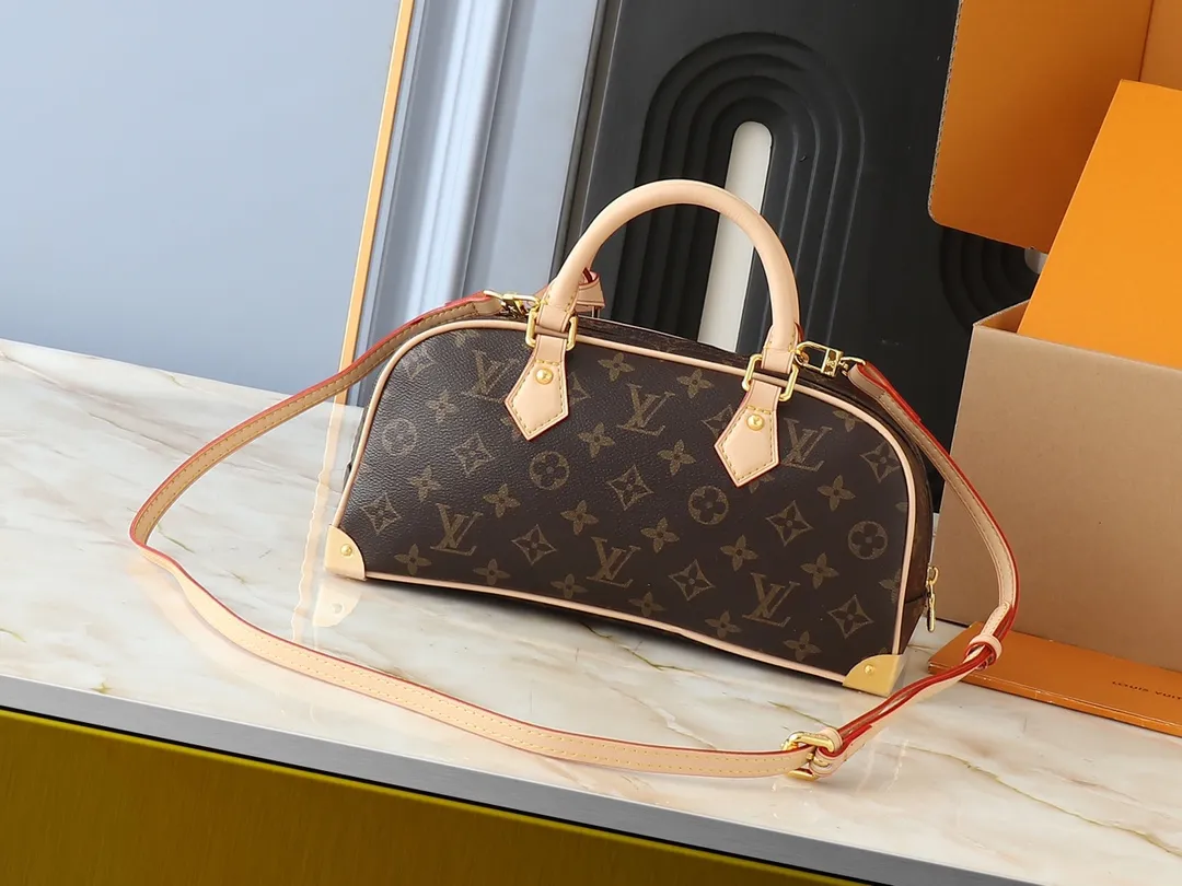 💰300💰Upgraded from original M13084. This Handbag East West handbag is from the Louis Vuitton Sleek horizontal construction lines the top handle, studded side straps, detachable and adjustable shoulder strap and LV x TM key holder, with cowhide leather details and sophisticated corners that nod to the brand's traditional luggage. Dimensions: 27.0 x 14.0 x 10.0 cm (length x height x width)