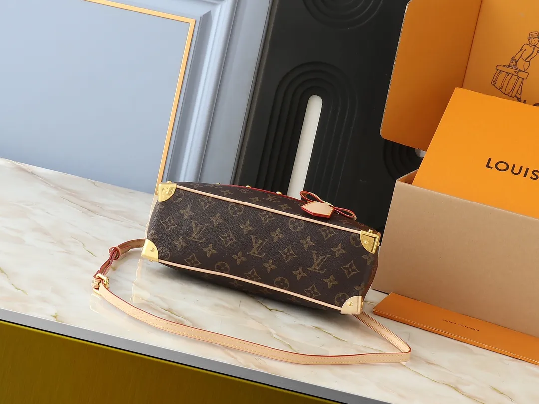 💰300💰Upgraded from original M13084. This Handbag East West handbag is from the Louis Vuitton Sleek horizontal construction lines the top handle, studded side straps, detachable and adjustable shoulder strap and LV x TM key holder, with cowhide leather details and sophisticated corners that nod to the brand's traditional luggage. Dimensions: 27.0 x 14.0 x 10.0 cm (length x height x width)