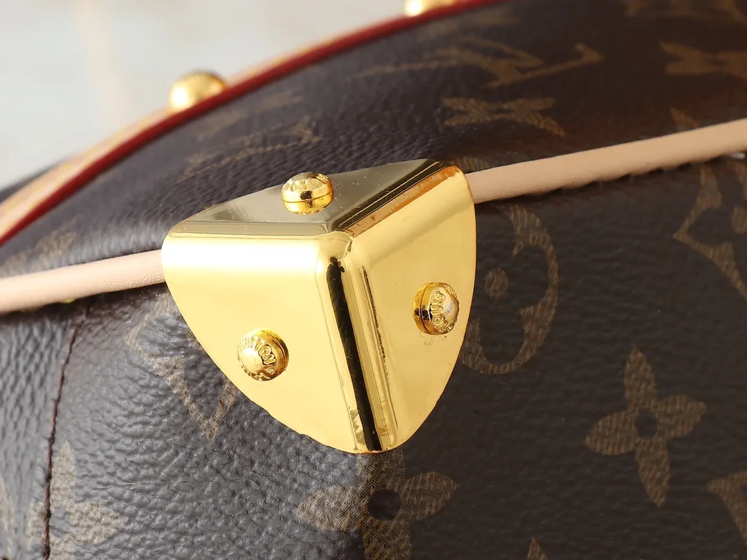 💰300💰Upgraded from original M13084. This Handbag East West handbag is from the Louis Vuitton Sleek horizontal construction lines the top handle, studded side straps, detachable and adjustable shoulder strap and LV x TM key holder, with cowhide leather details and sophisticated corners that nod to the brand's traditional luggage. Dimensions: 27.0 x 14.0 x 10.0 cm (length x height x width)