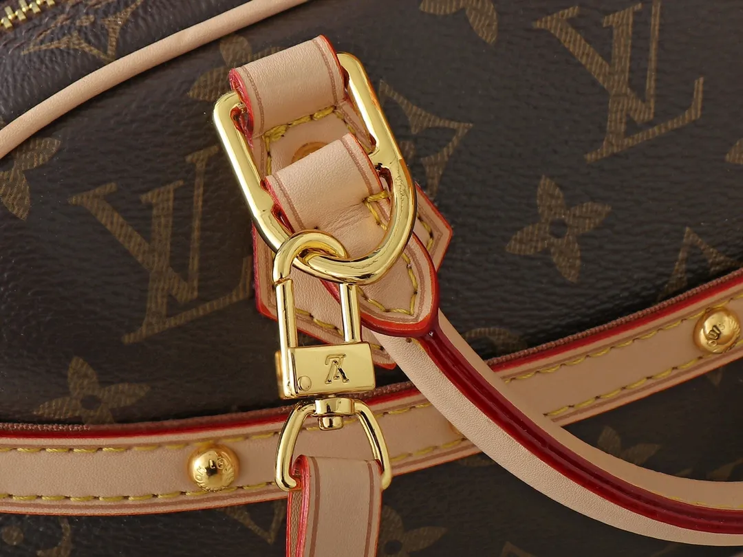 💰300💰Upgraded from original M13084. This Handbag East West handbag is from the Louis Vuitton Sleek horizontal construction lines the top handle, studded side straps, detachable and adjustable shoulder strap and LV x TM key holder, with cowhide leather details and sophisticated corners that nod to the brand's traditional luggage. Dimensions: 27.0 x 14.0 x 10.0 cm (length x height x width)