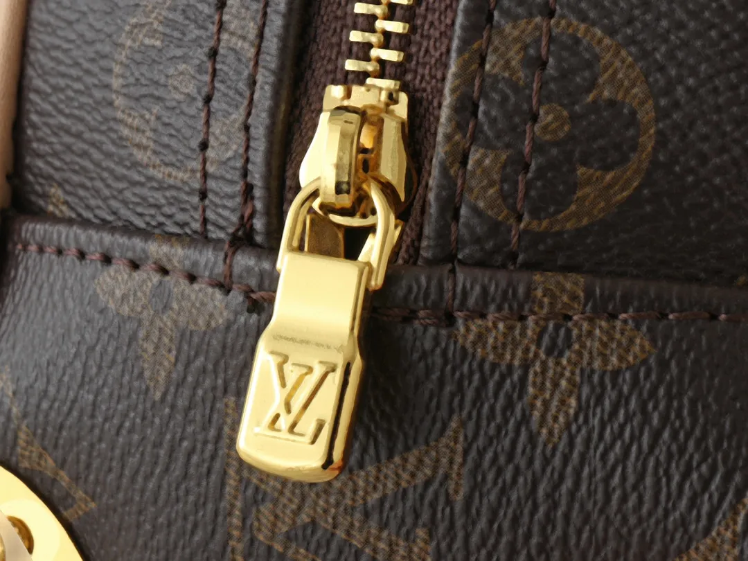 💰300💰Upgraded from original M13084. This Handbag East West handbag is from the Louis Vuitton Sleek horizontal construction lines the top handle, studded side straps, detachable and adjustable shoulder strap and LV x TM key holder, with cowhide leather details and sophisticated corners that nod to the brand's traditional luggage. Dimensions: 27.0 x 14.0 x 10.0 cm (length x height x width)
