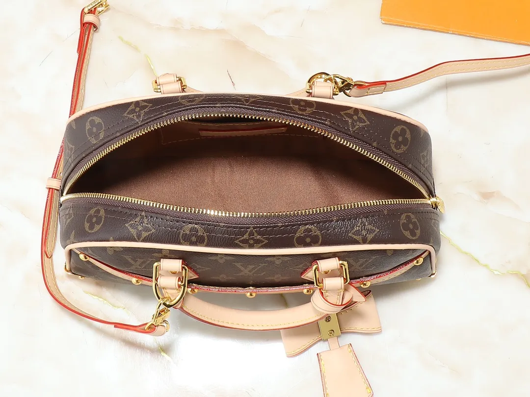 💰300💰Upgraded from original M13084. This Handbag East West handbag is from the Louis Vuitton Sleek horizontal construction lines the top handle, studded side straps, detachable and adjustable shoulder strap and LV x TM key holder, with cowhide leather details and sophisticated corners that nod to the brand's traditional luggage. Dimensions: 27.0 x 14.0 x 10.0 cm (length x height x width)