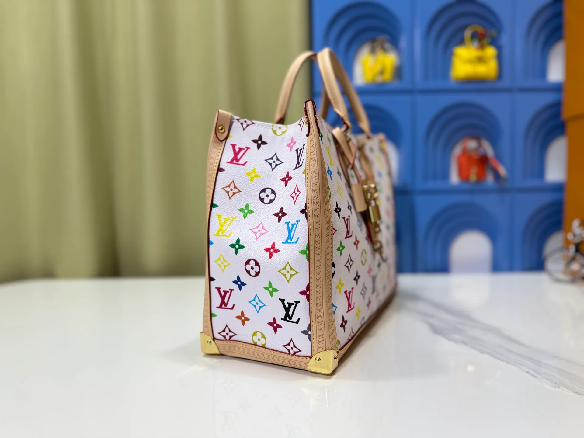 P340 upgrades the original M13079 Louis Vuitton x Takashi Murakami reissue series to interpret the OnTheGo medium handbag in a smart way. The colorful Monogram canvas body, cowhide leather trim and LV x TM key bag highlight the sophisticated style. The shiny corners recall the design of traditional Louis Vuitton luggage, and the shoulder strap and top handle allow for multiple carrying methods. Dimensions: 35.0 x 27.0 x 14.0 cm (length x height x width)