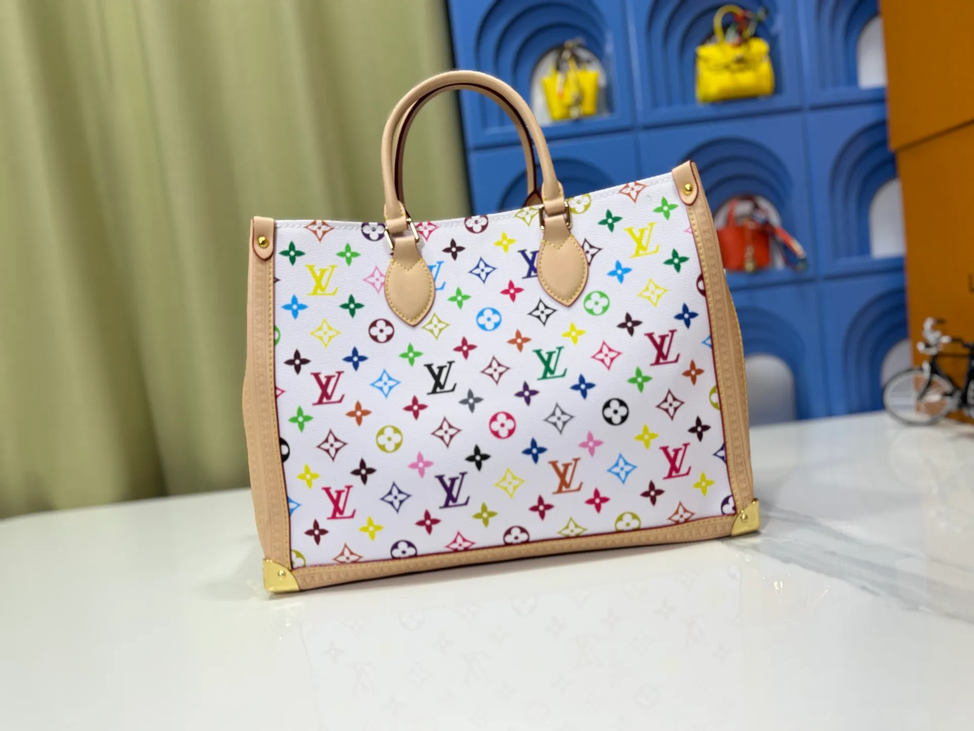 P340 upgrades the original M13079 Louis Vuitton x Takashi Murakami reissue series to interpret the OnTheGo medium handbag in a smart way. The colorful Monogram canvas body, cowhide leather trim and LV x TM key bag highlight the sophisticated style. The shiny corners recall the design of traditional Louis Vuitton luggage, and the shoulder strap and top handle allow for multiple carrying methods. Dimensions: 35.0 x 27.0 x 14.0 cm (length x height x width)