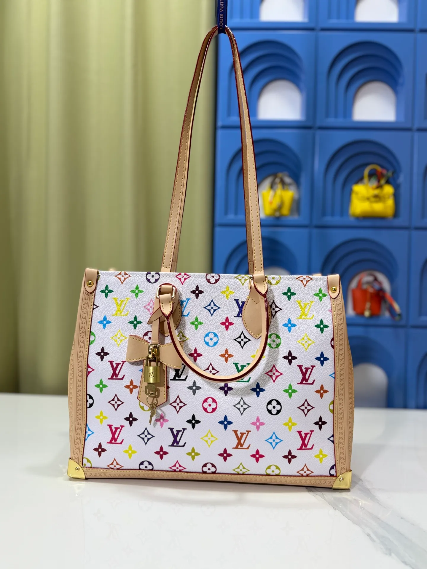 P340 upgrades the original M13079 Louis Vuitton x Takashi Murakami reissue series to interpret the OnTheGo medium handbag in a smart way. The colorful Monogram canvas body, cowhide leather trim and LV x TM key bag highlight the sophisticated style. The shiny corners recall the design of traditional Louis Vuitton luggage, and the shoulder strap and top handle allow for multiple carrying methods. Dimensions: 35.0 x 27.0 x 14.0 cm (length x height x width)