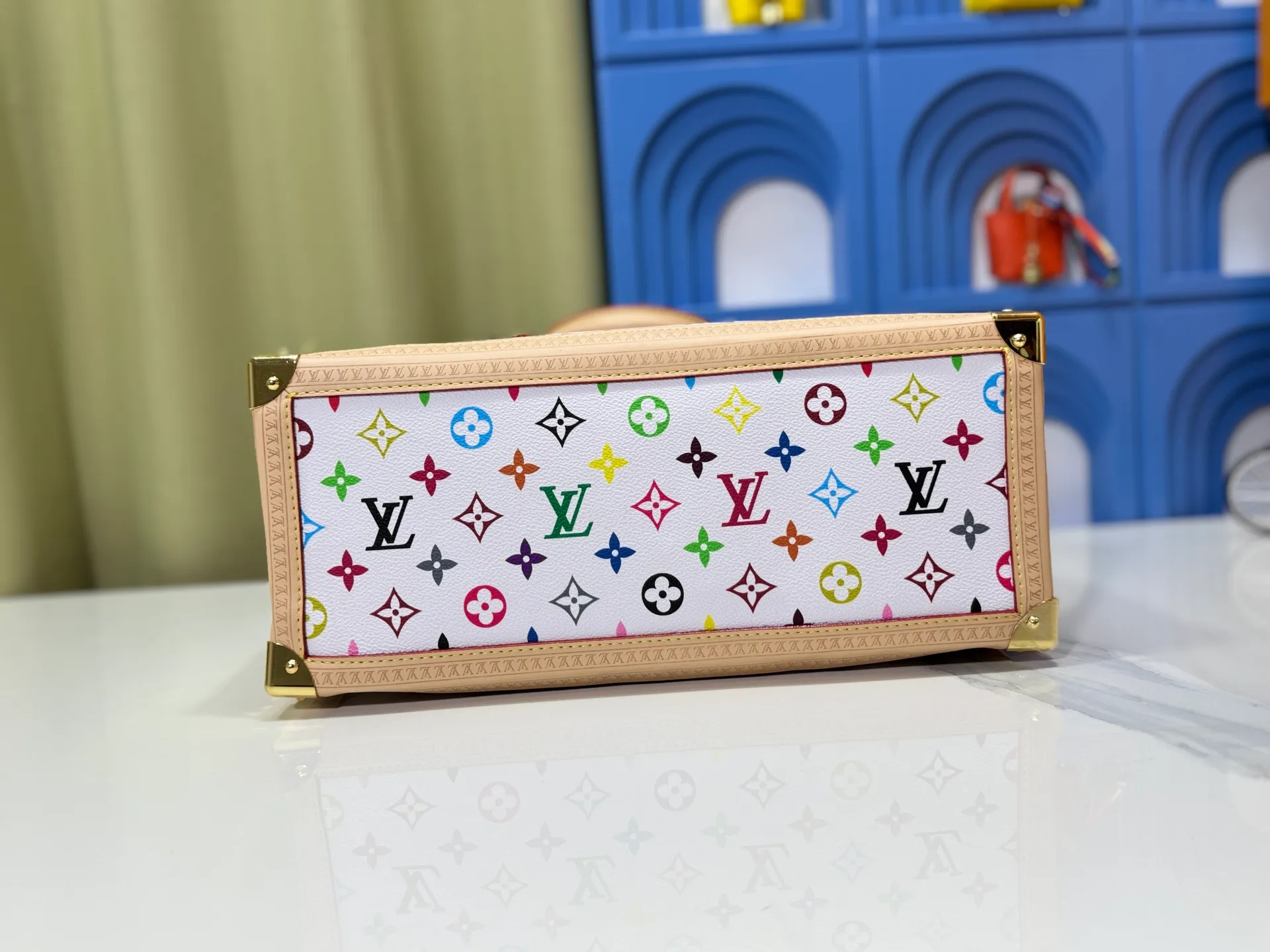 P340 upgrades the original M13079 Louis Vuitton x Takashi Murakami reissue series to interpret the OnTheGo medium handbag in a smart way. The colorful Monogram canvas body, cowhide leather trim and LV x TM key bag highlight the sophisticated style. The shiny corners recall the design of traditional Louis Vuitton luggage, and the shoulder strap and top handle allow for multiple carrying methods. Dimensions: 35.0 x 27.0 x 14.0 cm (length x height x width)