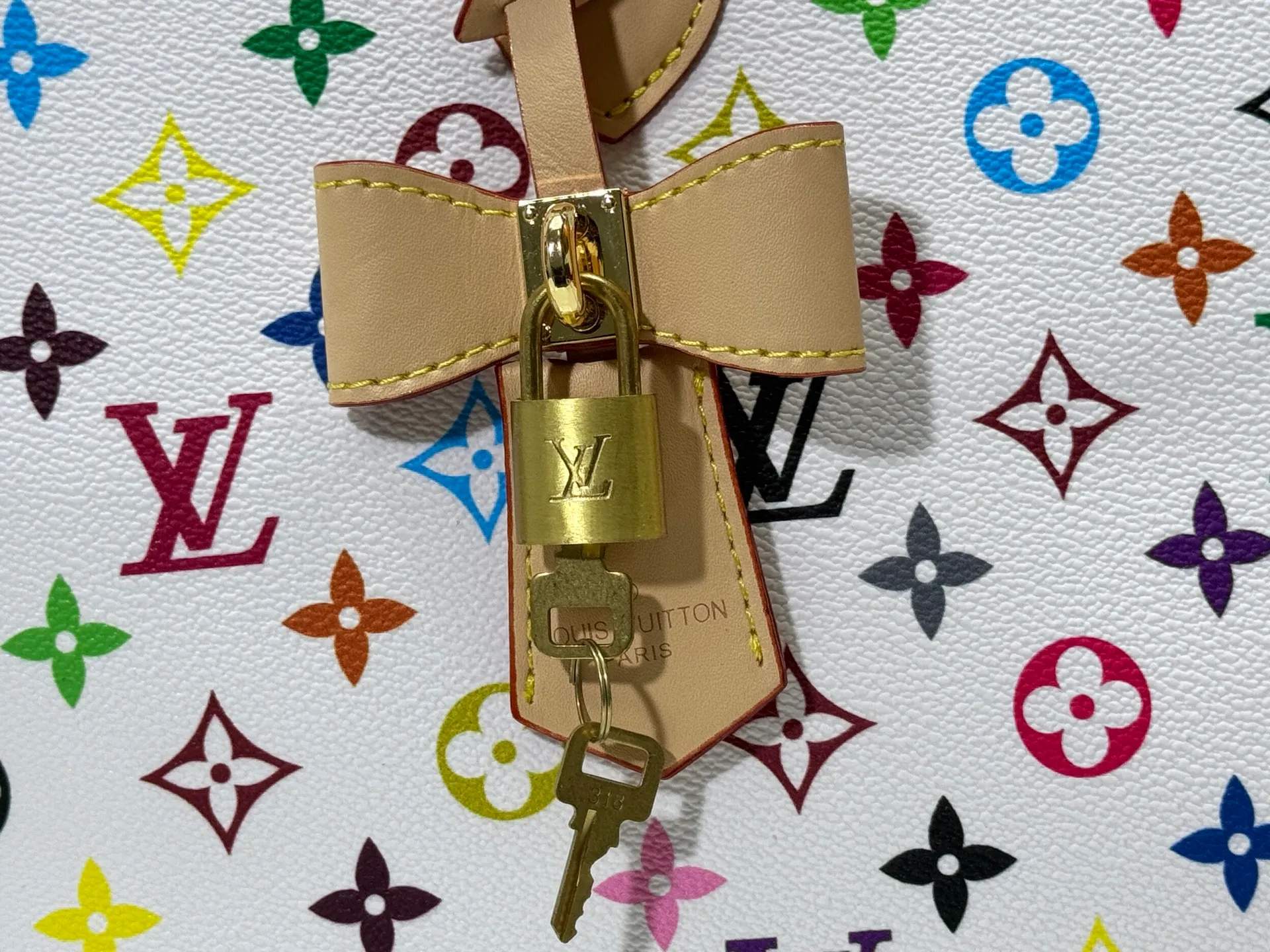 P340 upgrades the original M13079 Louis Vuitton x Takashi Murakami reissue series to interpret the OnTheGo medium handbag in a smart way. The colorful Monogram canvas body, cowhide leather trim and LV x TM key bag highlight the sophisticated style. The shiny corners recall the design of traditional Louis Vuitton luggage, and the shoulder strap and top handle allow for multiple carrying methods. Dimensions: 35.0 x 27.0 x 14.0 cm (length x height x width)