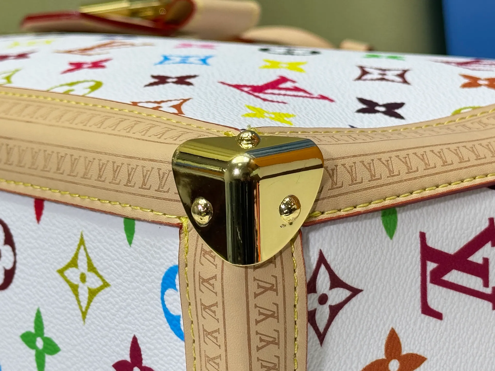 P340 upgrades the original M13079 Louis Vuitton x Takashi Murakami reissue series to interpret the OnTheGo medium handbag in a smart way. The colorful Monogram canvas body, cowhide leather trim and LV x TM key bag highlight the sophisticated style. The shiny corners recall the design of traditional Louis Vuitton luggage, and the shoulder strap and top handle allow for multiple carrying methods. Dimensions: 35.0 x 27.0 x 14.0 cm (length x height x width)