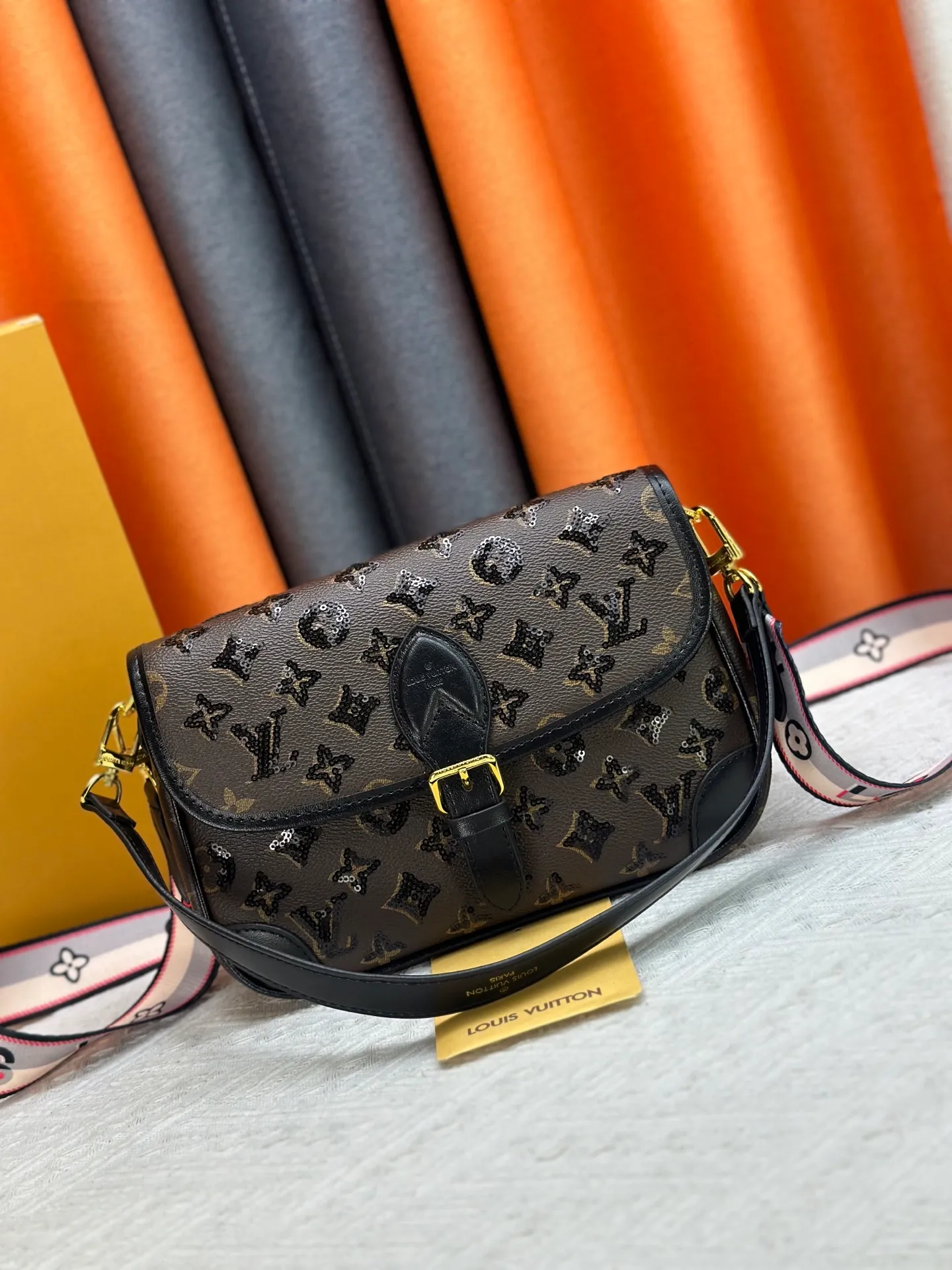P320 Upgraded original M45985 M45988 black sequins This Diane handbag is decorated with classic Monogram cow leather and dazzling metal parts, using modern touches to interpret the new season interest. The zippered interior pocket keeps valuables secure, and the removable leather shoulder strap allows for a variety of carrying options. Dimensions: 24.0 x 15.0 x 9.0 cm (length x height x width)