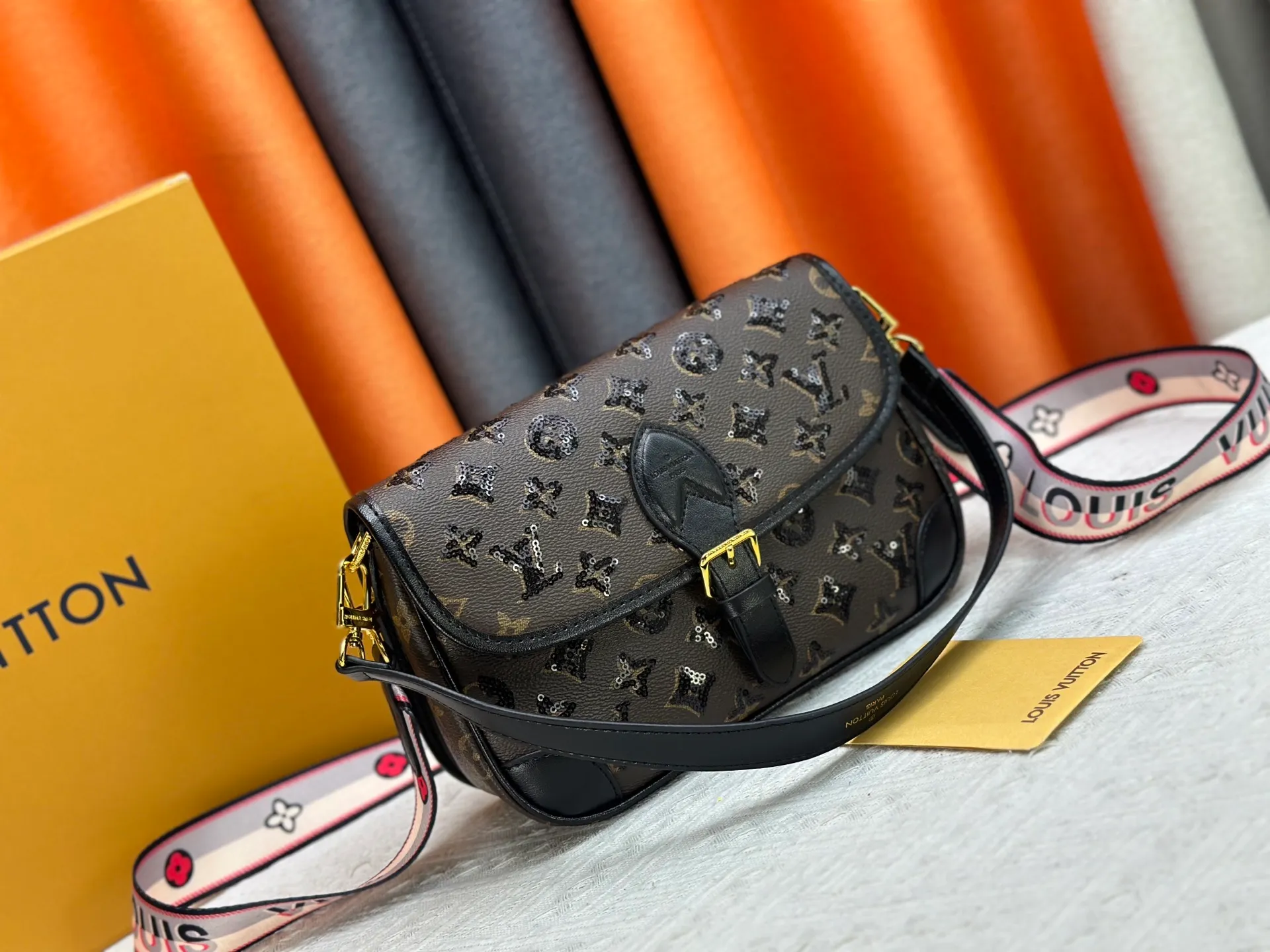 P320 Upgraded original M45985 M45988 black sequins This Diane handbag is decorated with classic Monogram cow leather and dazzling metal parts, using modern touches to interpret the new season interest. The zippered interior pocket keeps valuables secure, and the removable leather shoulder strap allows for a variety of carrying options. Dimensions: 24.0 x 15.0 x 9.0 cm (length x height x width)