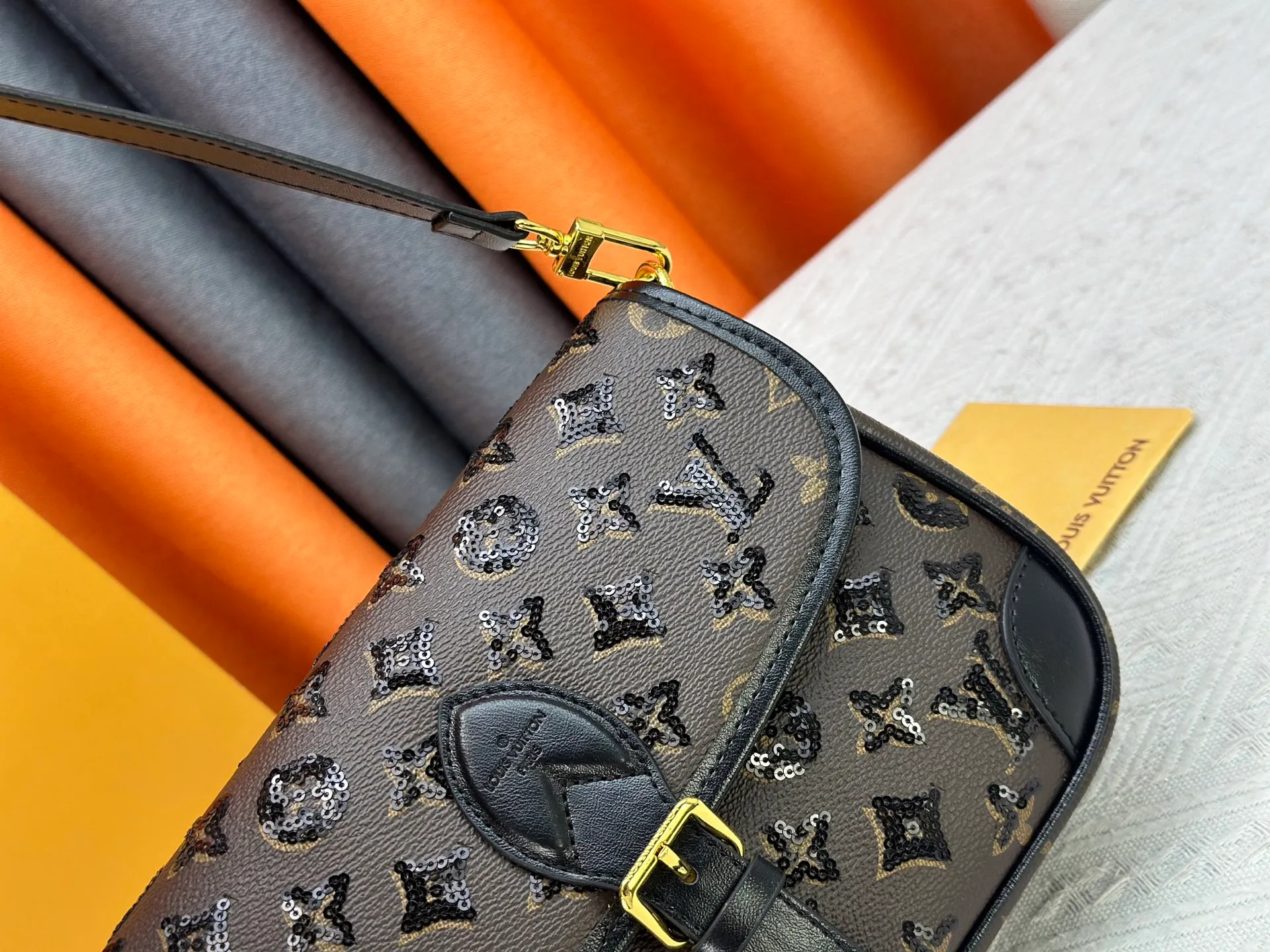 P320 Upgraded original M45985 M45988 black sequins This Diane handbag is decorated with classic Monogram cow leather and dazzling metal parts, using modern touches to interpret the new season interest. The zippered interior pocket keeps valuables secure, and the removable leather shoulder strap allows for a variety of carrying options. Dimensions: 24.0 x 15.0 x 9.0 cm (length x height x width)