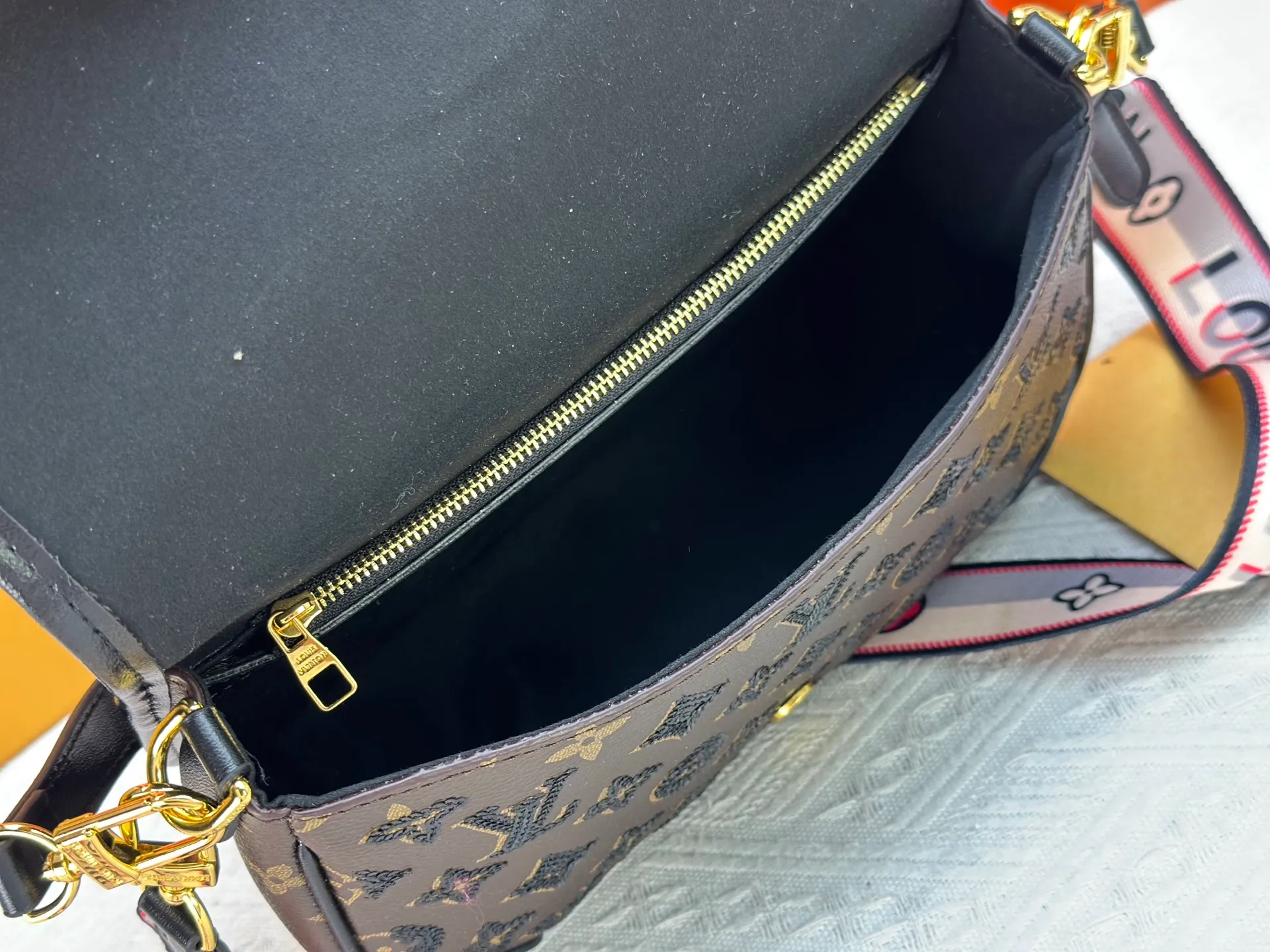 P320 Upgraded original M45985 M45988 black sequins This Diane handbag is decorated with classic Monogram cow leather and dazzling metal parts, using modern touches to interpret the new season interest. The zippered interior pocket keeps valuables secure, and the removable leather shoulder strap allows for a variety of carrying options. Dimensions: 24.0 x 15.0 x 9.0 cm (length x height x width)