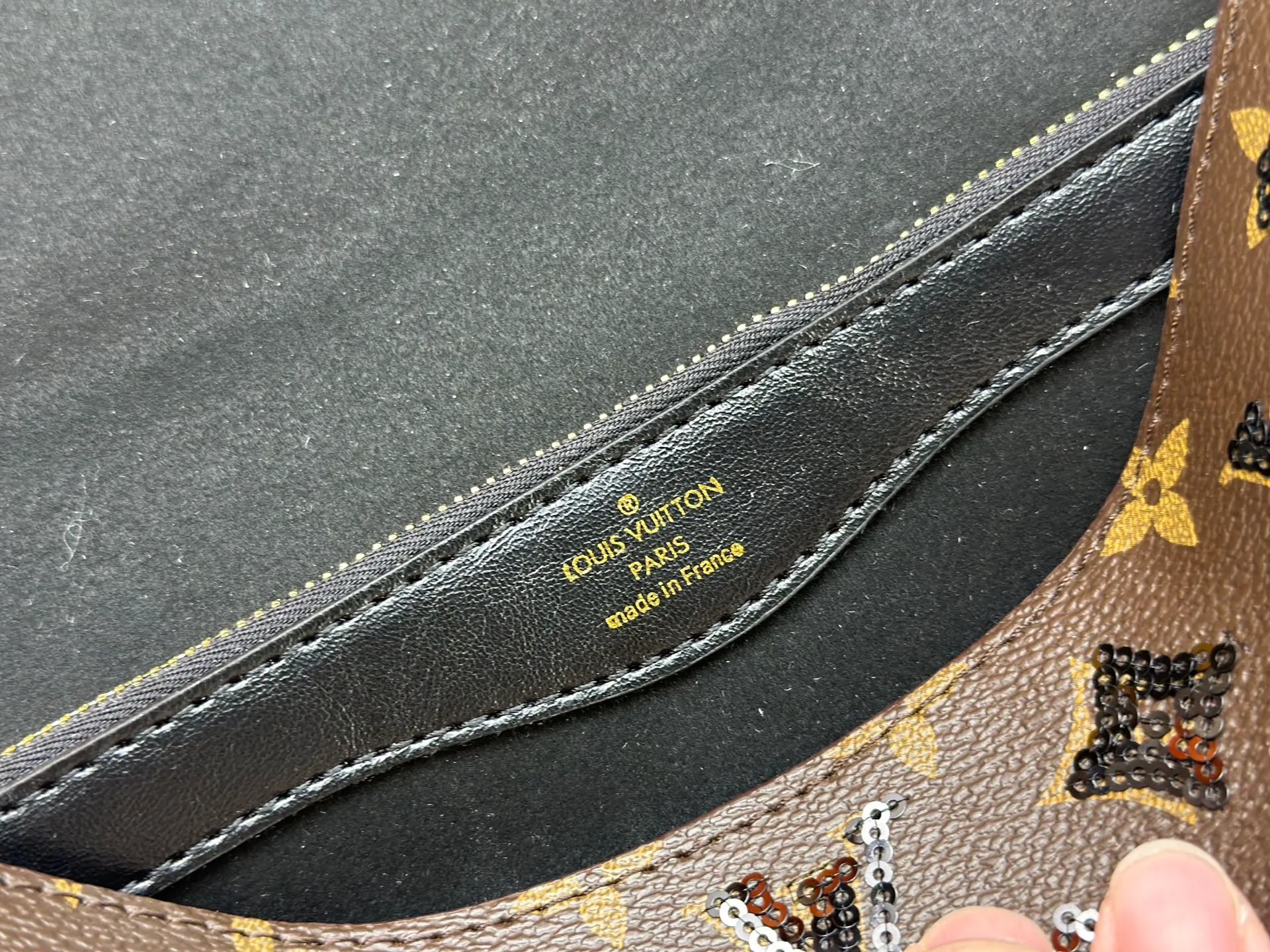 P320 Upgraded original M45985 M45988 black sequins This Diane handbag is decorated with classic Monogram cow leather and dazzling metal parts, using modern touches to interpret the new season interest. The zippered interior pocket keeps valuables secure, and the removable leather shoulder strap allows for a variety of carrying options. Dimensions: 24.0 x 15.0 x 9.0 cm (length x height x width)
