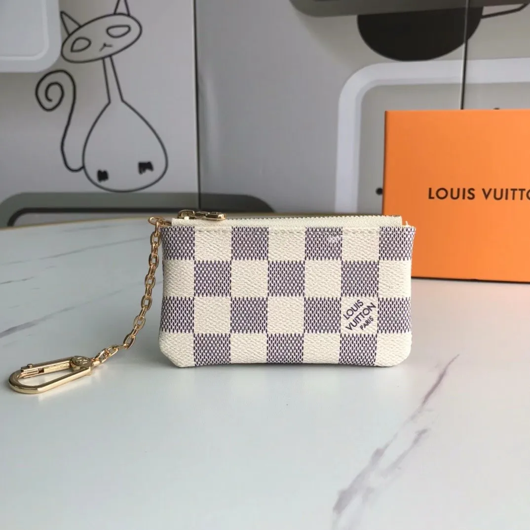 💰90💰This Damier canvas small leather bag can hold change and keys, and can be easily put into a handbag or clothing pocket. Key ring, key hook can be hung on the D-ring provided with most Louis Vuitton handbags, zipper closure, Damier canvas texture and embossed calfskin, shiny gold-tone hardware. 👏👏Model 62650, size: 12x7cm,