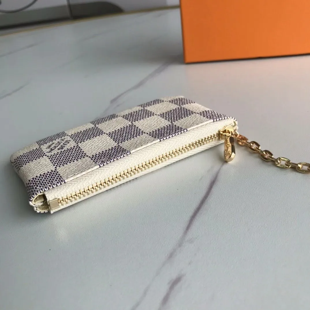 💰90💰This Damier canvas small leather bag can hold change and keys, and can be easily put into a handbag or clothing pocket. Key ring, key hook can be hung on the D-ring provided with most Louis Vuitton handbags, zipper closure, Damier canvas texture and embossed calfskin, shiny gold-tone hardware. 👏👏Model 62650, size: 12x7cm,
