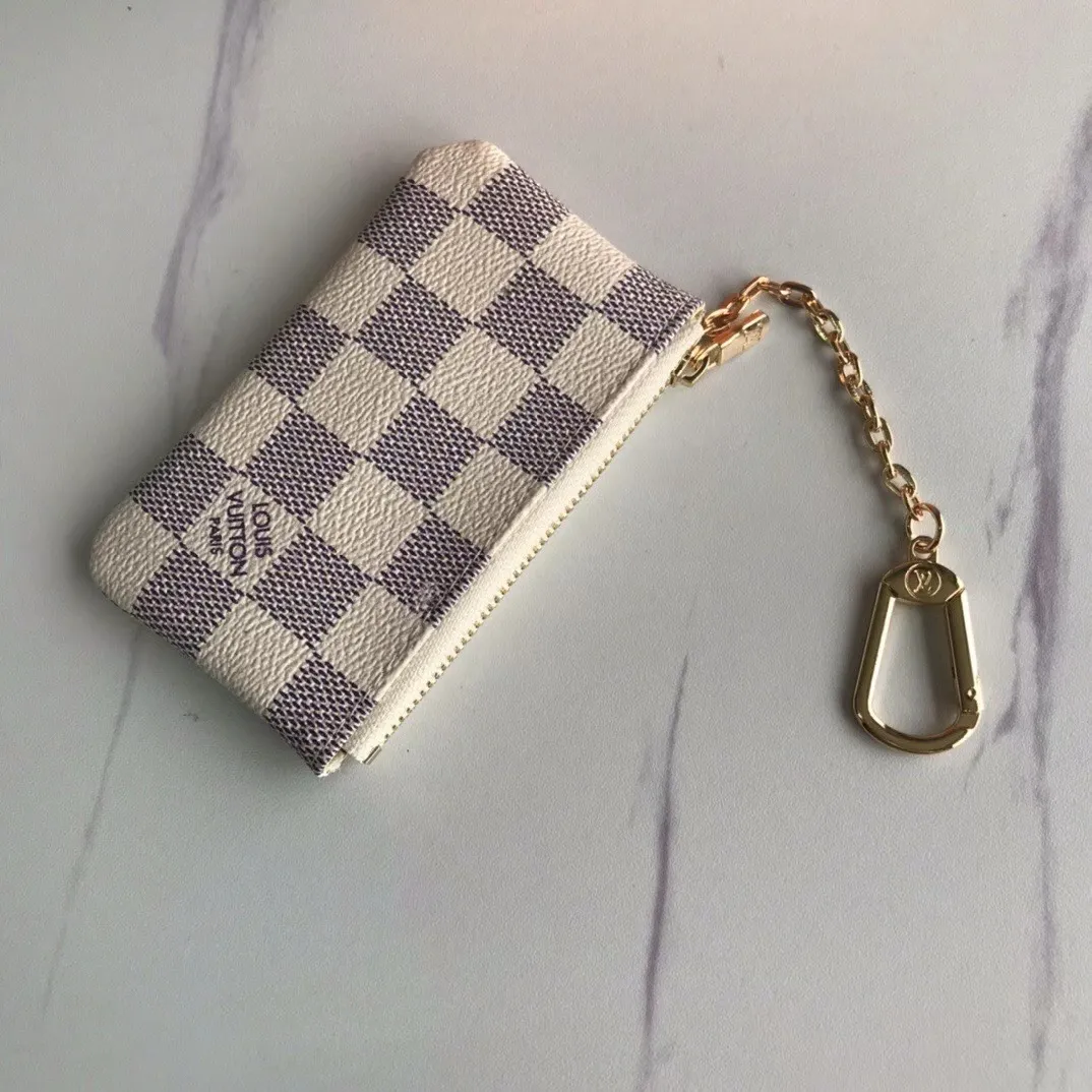 💰90💰This Damier canvas small leather bag can hold change and keys, and can be easily put into a handbag or clothing pocket. Key ring, key hook can be hung on the D-ring provided with most Louis Vuitton handbags, zipper closure, Damier canvas texture and embossed calfskin, shiny gold-tone hardware. 👏👏Model 62650, size: 12x7cm,