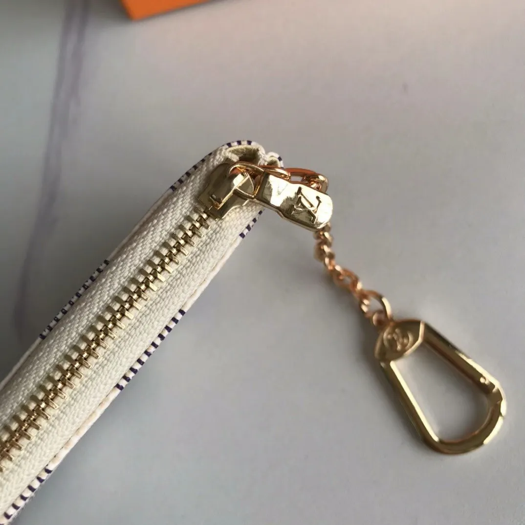 💰90💰This Damier canvas small leather bag can hold change and keys, and can be easily put into a handbag or clothing pocket. Key ring, key hook can be hung on the D-ring provided with most Louis Vuitton handbags, zipper closure, Damier canvas texture and embossed calfskin, shiny gold-tone hardware. 👏👏Model 62650, size: 12x7cm,