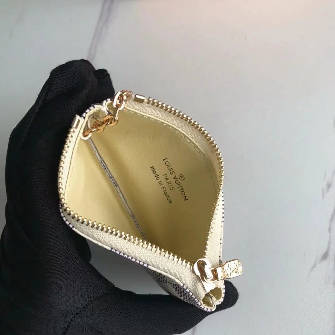 💰90💰This Damier canvas small leather bag can hold change and keys, and can be easily put into a handbag or clothing pocket. Key ring, key hook can be hung on the D-ring provided with most Louis Vuitton handbags, zipper closure, Damier canvas texture and embossed calfskin, shiny gold-tone hardware. 👏👏Model 62650, size: 12x7cm,