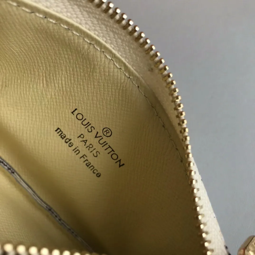 💰90💰This Damier canvas small leather bag can hold change and keys, and can be easily put into a handbag or clothing pocket. Key ring, key hook can be hung on the D-ring provided with most Louis Vuitton handbags, zipper closure, Damier canvas texture and embossed calfskin, shiny gold-tone hardware. 👏👏Model 62650, size: 12x7cm,