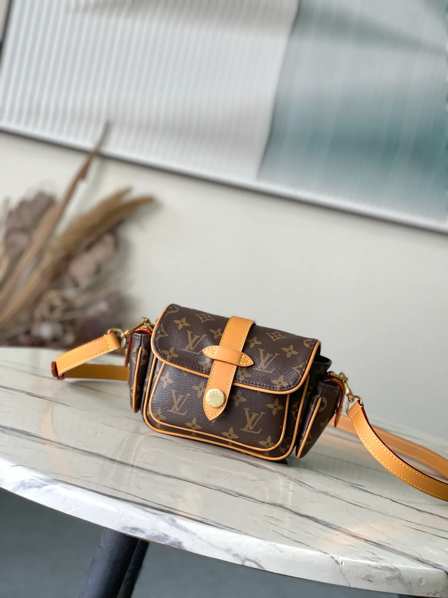 💰1000 Top Original Order M14742 This Cargo mini handbag is from the Monogram Archive series. It is made of soft Monogram coated canvas to create an urban configuration, and is finished with distressed cow leather trim and dazzling metal parts to convey a retro atmosphere. The main compartment, open front pocket and open side pockets highlight functionality, while the detachable and adjustable shoulder strap allows for shoulder or cross-body wear. Dimensions: 23 × 14 × 10 cm