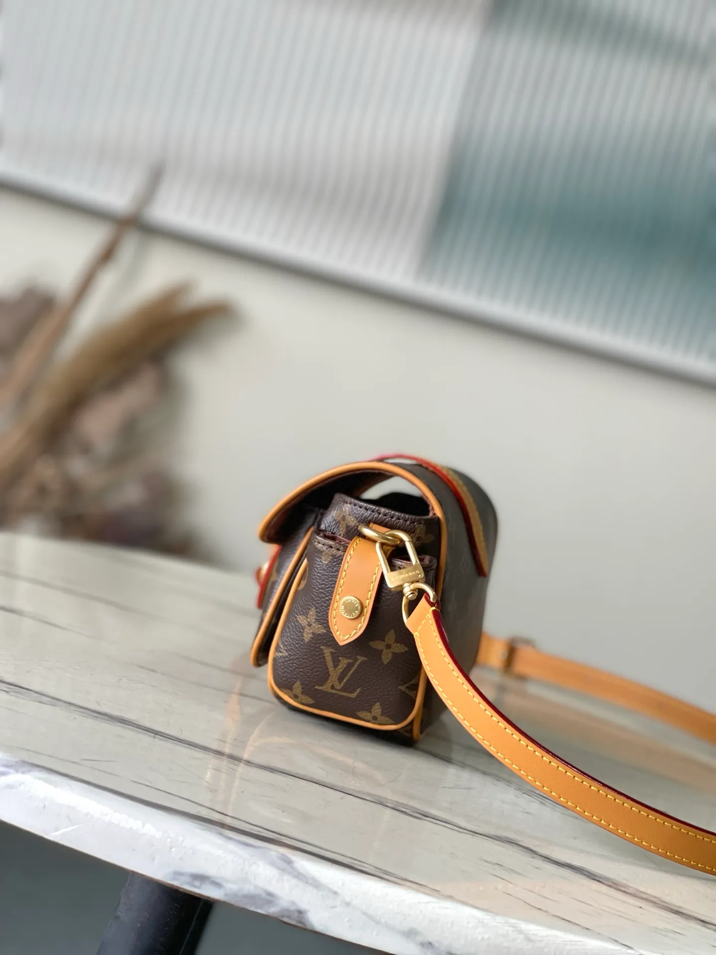 💰1000 Top Original Order M14742 This Cargo mini handbag is from the Monogram Archive series. It is made of soft Monogram coated canvas to create an urban configuration, and is finished with distressed cow leather trim and dazzling metal parts to convey a retro atmosphere. The main compartment, open front pocket and open side pockets highlight functionality, while the detachable and adjustable shoulder strap allows for shoulder or cross-body wear. Dimensions: 23 × 14 × 10 cm