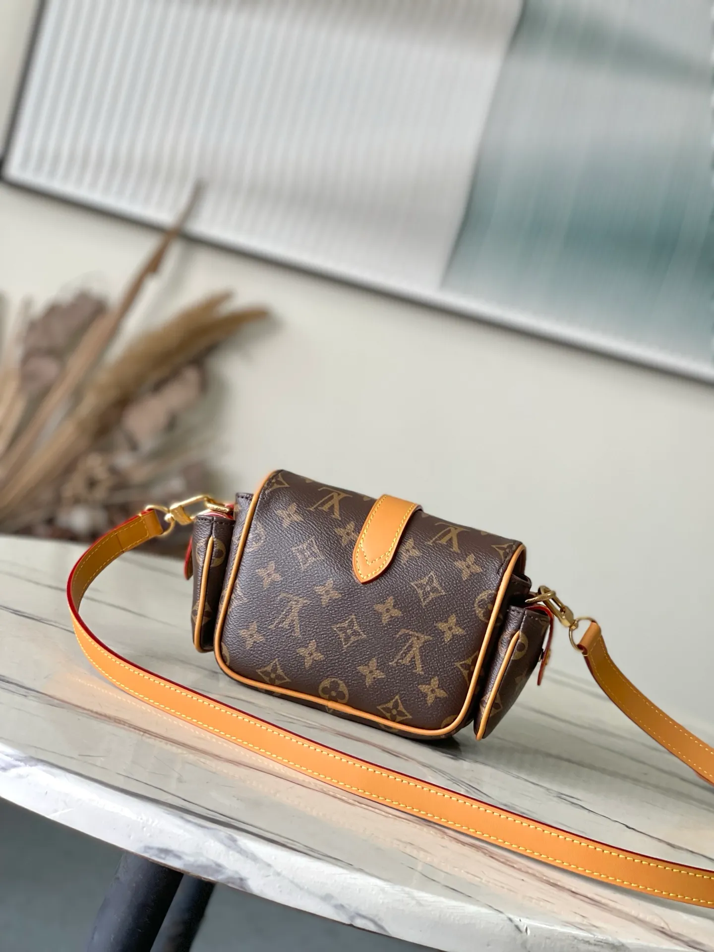 💰1000 Top Original Order M14742 This Cargo mini handbag is from the Monogram Archive series. It is made of soft Monogram coated canvas to create an urban configuration, and is finished with distressed cow leather trim and dazzling metal parts to convey a retro atmosphere. The main compartment, open front pocket and open side pockets highlight functionality, while the detachable and adjustable shoulder strap allows for shoulder or cross-body wear. Dimensions: 23 × 14 × 10 cm