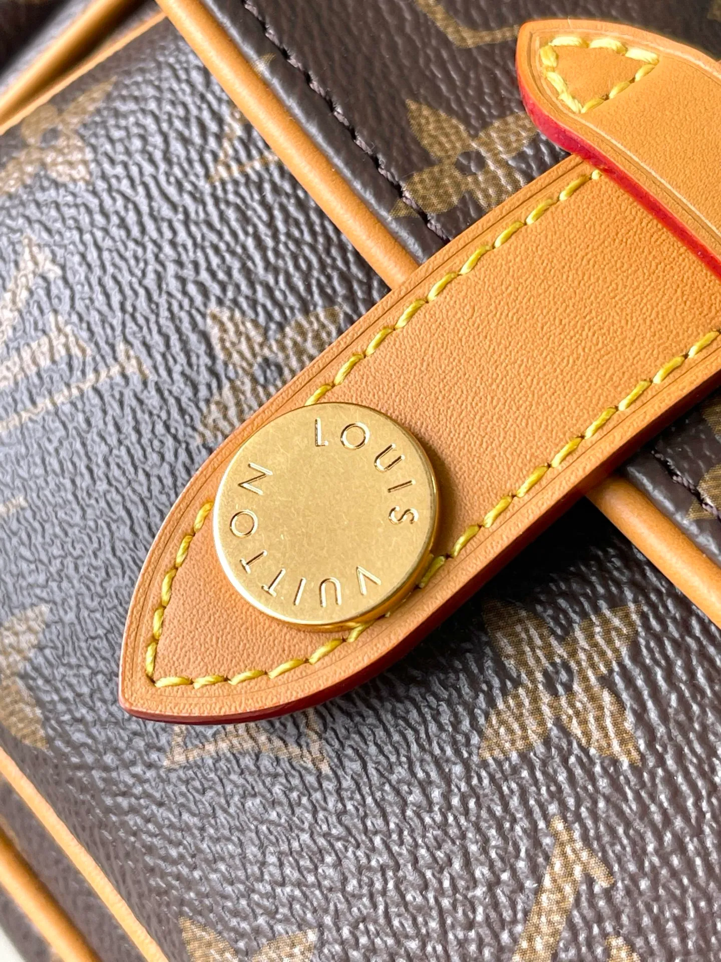 💰1000 Top Original Order M14742 This Cargo mini handbag is from the Monogram Archive series. It is made of soft Monogram coated canvas to create an urban configuration, and is finished with distressed cow leather trim and dazzling metal parts to convey a retro atmosphere. The main compartment, open front pocket and open side pockets highlight functionality, while the detachable and adjustable shoulder strap allows for shoulder or cross-body wear. Dimensions: 23 × 14 × 10 cm