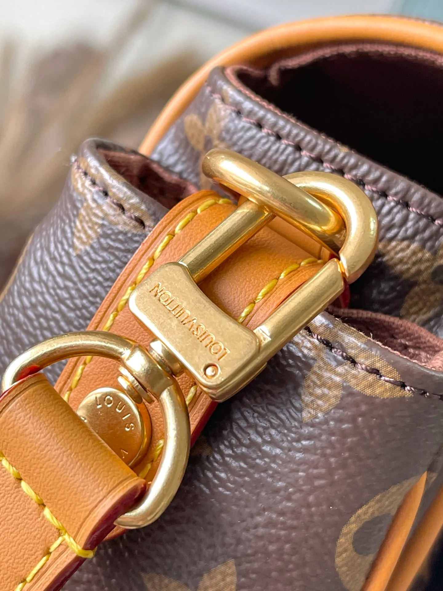 💰1000 Top Original Order M14742 This Cargo mini handbag is from the Monogram Archive series. It is made of soft Monogram coated canvas to create an urban configuration, and is finished with distressed cow leather trim and dazzling metal parts to convey a retro atmosphere. The main compartment, open front pocket and open side pockets highlight functionality, while the detachable and adjustable shoulder strap allows for shoulder or cross-body wear. Dimensions: 23 × 14 × 10 cm