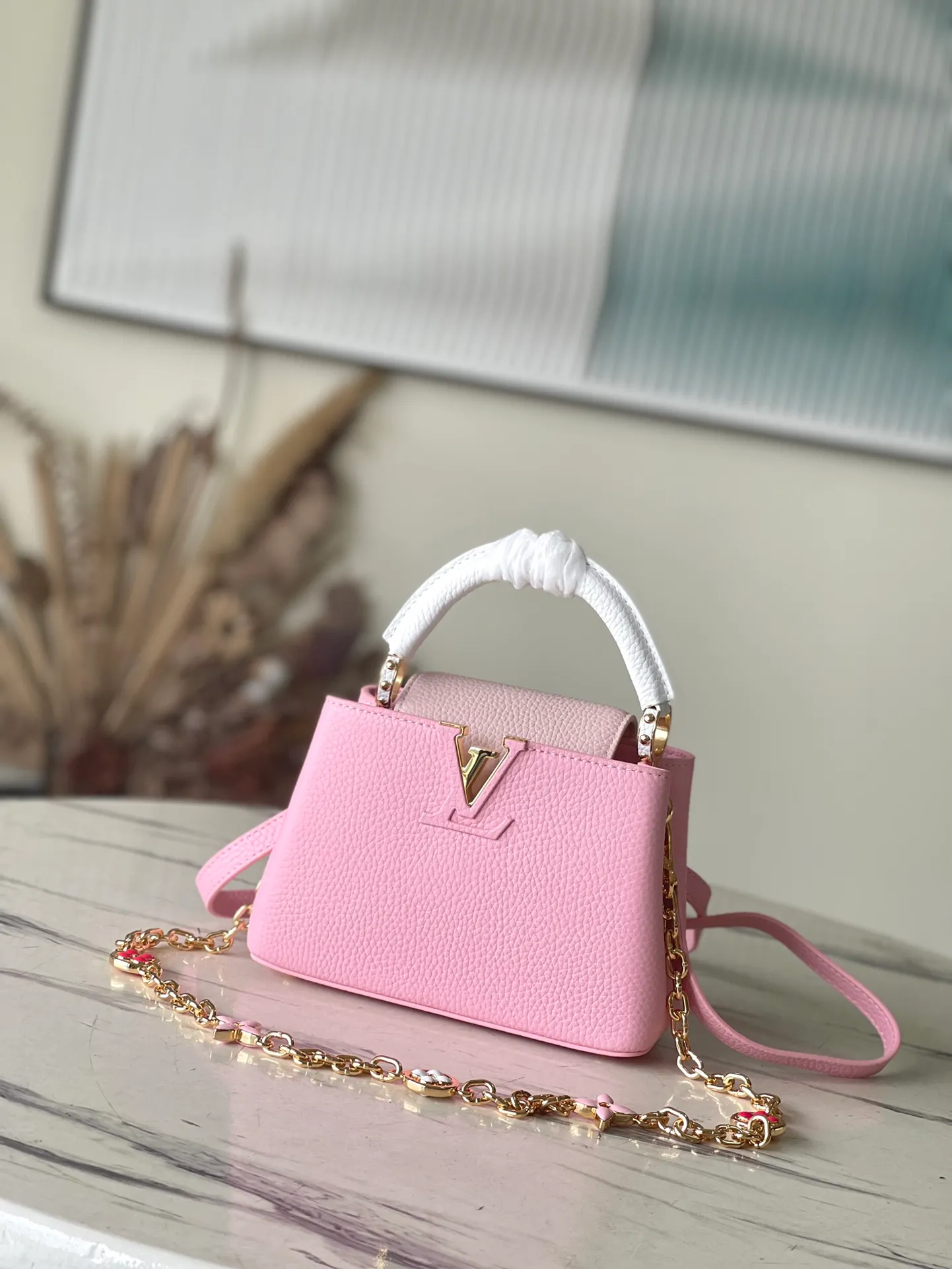 💰2000 (extra-grade original leather) M22375 pink color-blocked enamel flower chain. This Capucines handbag is made of Taurillon leather. It vaguely reflects the changes in shades of the same color, making the classic configuration more eye-catching. It is paired with an enamel Monogram flower chain. It can be carried by hand, on the elbow or with a shoulder strap. It can be worn on the shoulder or crossbody. Size: 21*14*8cm