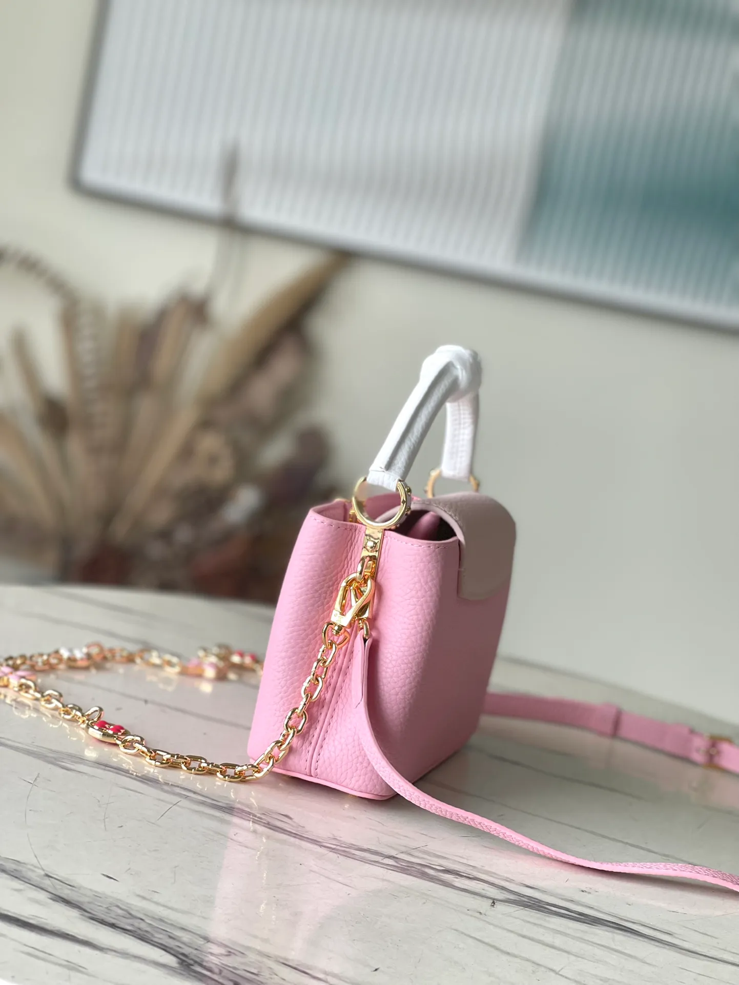 💰2000 (extra-grade original leather) M22375 pink color-blocked enamel flower chain. This Capucines handbag is made of Taurillon leather. It vaguely reflects the changes in shades of the same color, making the classic configuration more eye-catching. It is paired with an enamel Monogram flower chain. It can be carried by hand, on the elbow or with a shoulder strap. It can be worn on the shoulder or crossbody. Size: 21*14*8cm