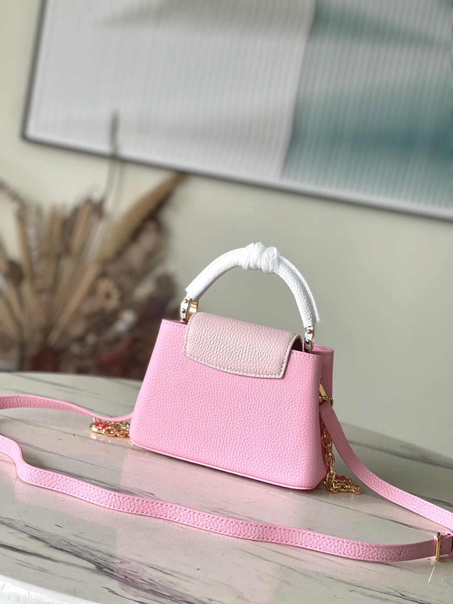 💰2000 (extra-grade original leather) M22375 pink color-blocked enamel flower chain. This Capucines handbag is made of Taurillon leather. It vaguely reflects the changes in shades of the same color, making the classic configuration more eye-catching. It is paired with an enamel Monogram flower chain. It can be carried by hand, on the elbow or with a shoulder strap. It can be worn on the shoulder or crossbody. Size: 21*14*8cm