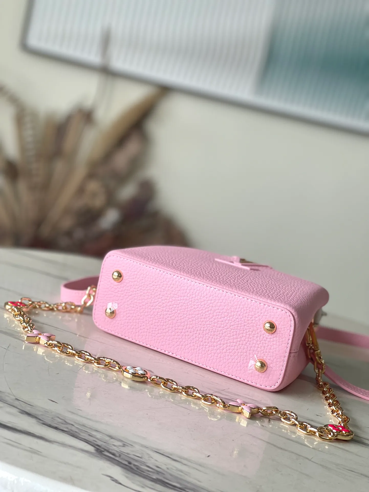 💰2000 (extra-grade original leather) M22375 pink color-blocked enamel flower chain. This Capucines handbag is made of Taurillon leather. It vaguely reflects the changes in shades of the same color, making the classic configuration more eye-catching. It is paired with an enamel Monogram flower chain. It can be carried by hand, on the elbow or with a shoulder strap. It can be worn on the shoulder or crossbody. Size: 21*14*8cm