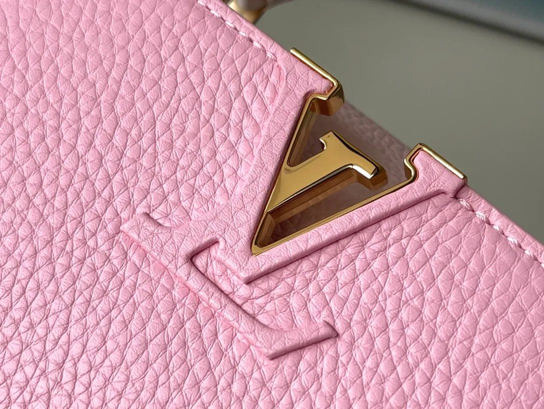 💰2000 (extra-grade original leather) M22375 pink color-blocked enamel flower chain. This Capucines handbag is made of Taurillon leather. It vaguely reflects the changes in shades of the same color, making the classic configuration more eye-catching. It is paired with an enamel Monogram flower chain. It can be carried by hand, on the elbow or with a shoulder strap. It can be worn on the shoulder or crossbody. Size: 21*14*8cm