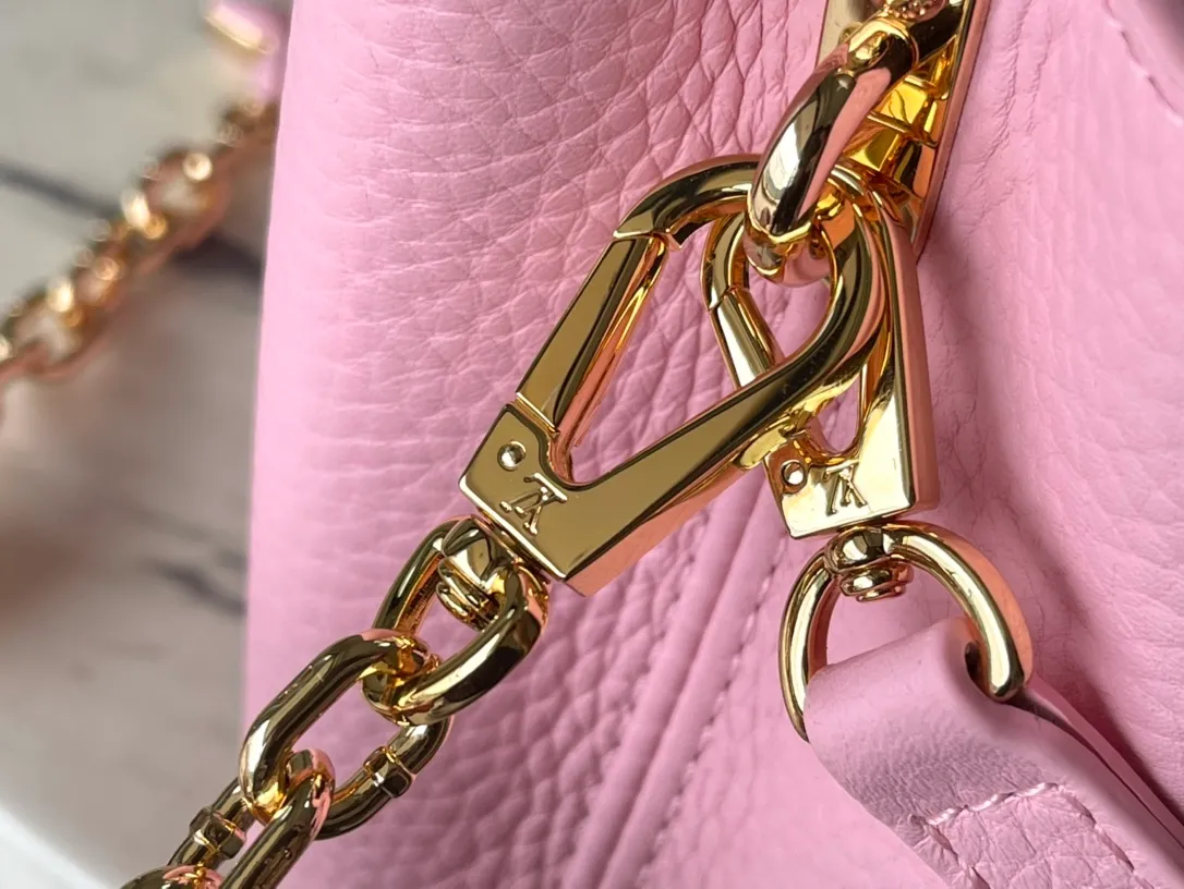 💰2000 (extra-grade original leather) M22375 pink color-blocked enamel flower chain. This Capucines handbag is made of Taurillon leather. It vaguely reflects the changes in shades of the same color, making the classic configuration more eye-catching. It is paired with an enamel Monogram flower chain. It can be carried by hand, on the elbow or with a shoulder strap. It can be worn on the shoulder or crossbody. Size: 21*14*8cm