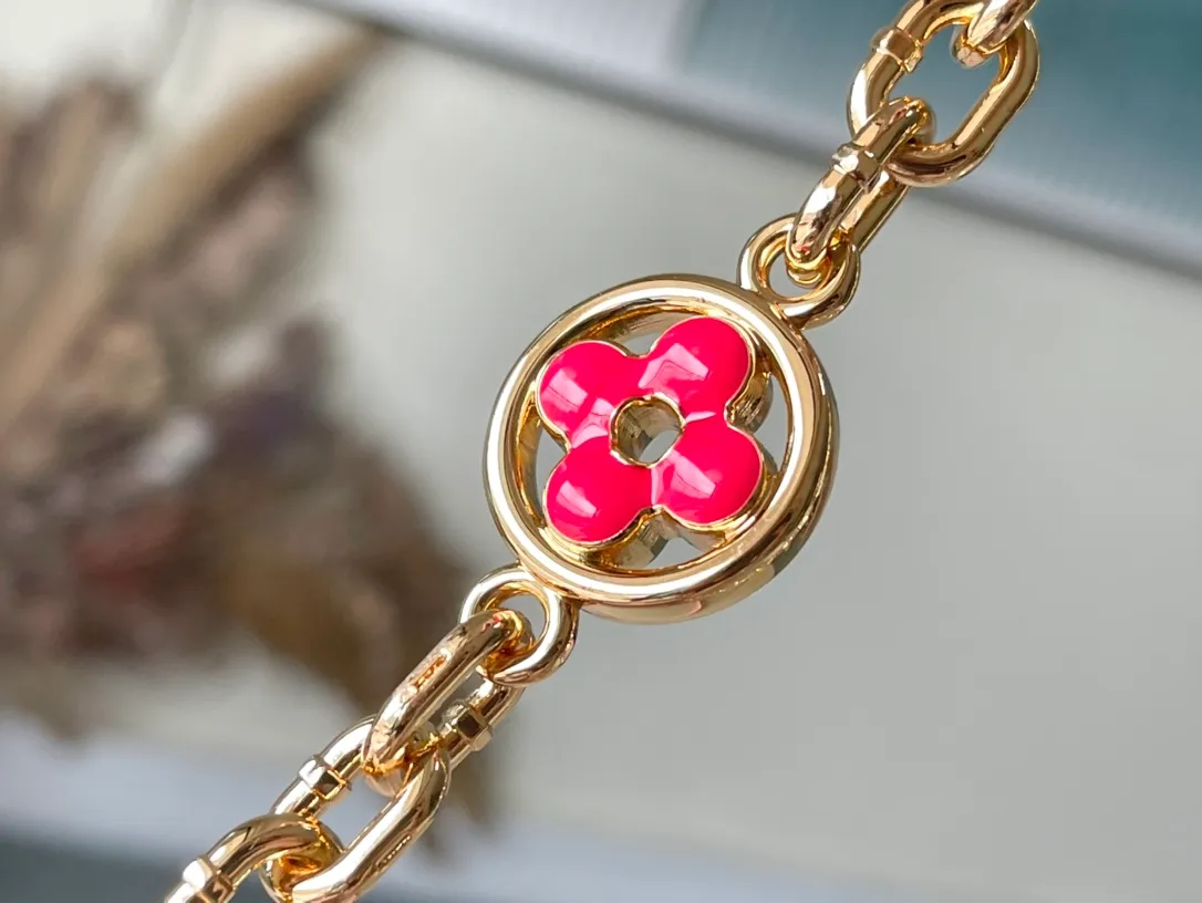 💰2000 (extra-grade original leather) M22375 pink color-blocked enamel flower chain. This Capucines handbag is made of Taurillon leather. It vaguely reflects the changes in shades of the same color, making the classic configuration more eye-catching. It is paired with an enamel Monogram flower chain. It can be carried by hand, on the elbow or with a shoulder strap. It can be worn on the shoulder or crossbody. Size: 21*14*8cm