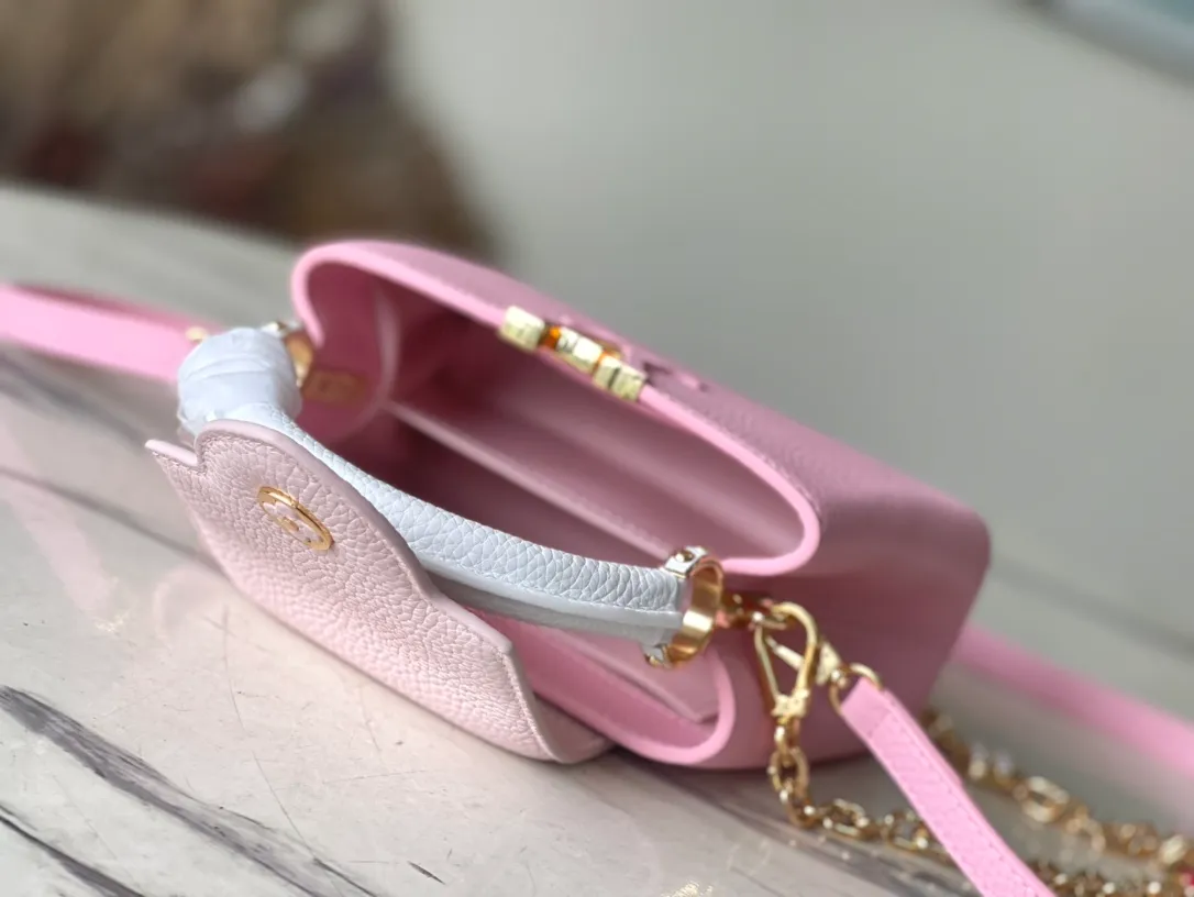 💰2000 (extra-grade original leather) M22375 pink color-blocked enamel flower chain. This Capucines handbag is made of Taurillon leather. It vaguely reflects the changes in shades of the same color, making the classic configuration more eye-catching. It is paired with an enamel Monogram flower chain. It can be carried by hand, on the elbow or with a shoulder strap. It can be worn on the shoulder or crossbody. Size: 21*14*8cm