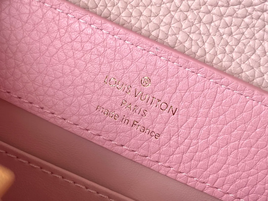 💰2000 (extra-grade original leather) M22375 pink color-blocked enamel flower chain. This Capucines handbag is made of Taurillon leather. It vaguely reflects the changes in shades of the same color, making the classic configuration more eye-catching. It is paired with an enamel Monogram flower chain. It can be carried by hand, on the elbow or with a shoulder strap. It can be worn on the shoulder or crossbody. Size: 21*14*8cm